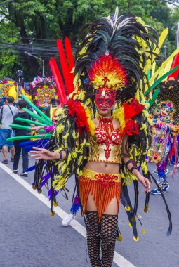 Bacolod, Filipinler - Ekim 28: Katılımcı Bacolod Filipinler üzerinde 28 Ekim 2018 Masskara Festivali. Ekim ayının dördüncü her Pazar günü düzenlenen bir yıllık festival Masskara olduğunu