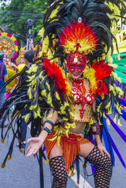 Bacolod, Filipinler - Ekim 28: Katılımcı Bacolod Filipinler üzerinde 28 Ekim 2018 Masskara Festivali. Ekim ayının dördüncü her Pazar günü düzenlenen bir yıllık festival Masskara olduğunu