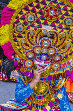 Bacolod, Filipinler - Ekim 28: Katılımcı Bacolod Filipinler üzerinde 28 Ekim 2018 Masskara Festivali. Ekim ayının dördüncü her Pazar günü düzenlenen bir yıllık festival Masskara olduğunu