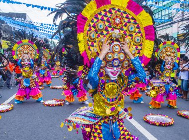 Bacolod, Filipinler - Ekim 28: Katılımcılar üzerinde 28 Ekim 2018 Bacolod Filipinler Masskara Festivali. Ekim ayının dördüncü her Pazar günü düzenlenen bir yıllık festival Masskara olduğunu