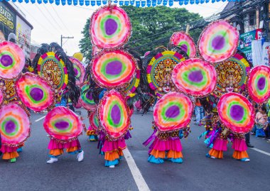 Bacolod, Filipinler - Ekim 28: Katılımcılar üzerinde 28 Ekim 2018 Bacolod Filipinler Masskara Festivali. Ekim ayının dördüncü her Pazar günü düzenlenen bir yıllık festival Masskara olduğunu