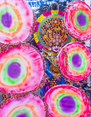 Bacolod, Filipinler - Ekim 28: Katılımcı Bacolod Filipinler üzerinde 28 Ekim 2018 Masskara Festivali. Ekim ayının dördüncü her Pazar günü düzenlenen bir yıllık festival Masskara olduğunu