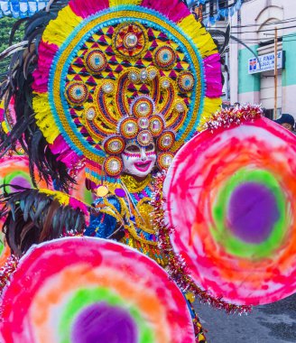 Bacolod, Filipinler - Ekim 28: Katılımcılar üzerinde 28 Ekim 2018 Bacolod Filipinler Masskara Festivali. Ekim ayının dördüncü her Pazar günü düzenlenen bir yıllık festival Masskara olduğunu