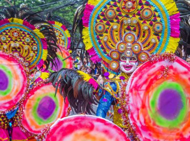Bacolod, Filipinler - Ekim 28: Katılımcılar üzerinde 28 Ekim 2018 Bacolod Filipinler Masskara Festivali. Ekim ayının dördüncü her Pazar günü düzenlenen bir yıllık festival Masskara olduğunu