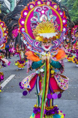 Bacolod, Filipinler - Ekim 28: Katılımcı Bacolod Filipinler üzerinde 28 Ekim 2018 Masskara Festivali. Ekim ayının dördüncü her Pazar günü düzenlenen bir yıllık festival Masskara olduğunu