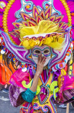 Bacolod, Filipinler - Ekim 28: Katılımcı Bacolod Filipinler üzerinde 28 Ekim 2018 Masskara Festivali. Ekim ayının dördüncü her Pazar günü düzenlenen bir yıllık festival Masskara olduğunu