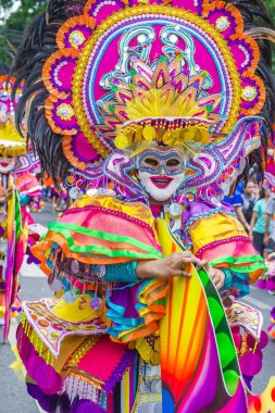 Bacolod, Filipinler - Ekim 28: Katılımcı Bacolod Filipinler üzerinde 28 Ekim 2018 Masskara Festivali. Ekim ayının dördüncü her Pazar günü düzenlenen bir yıllık festival Masskara olduğunu