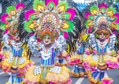 Bacolod, Filipinler - Ekim 28: Katılımcılar üzerinde 28 Ekim 2018 Bacolod Filipinler Masskara Festivali. Ekim ayının dördüncü her Pazar günü düzenlenen bir yıllık festival Masskara olduğunu