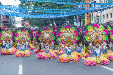 Bacolod, Filipinler - Ekim 28: Katılımcılar üzerinde 28 Ekim 2018 Bacolod Filipinler Masskara Festivali. Ekim ayının dördüncü her Pazar günü düzenlenen bir yıllık festival Masskara olduğunu