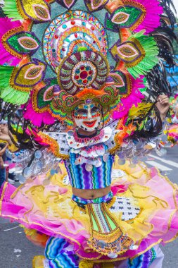 Bacolod, Filipinler - Ekim 28: Katılımcı Bacolod Filipinler üzerinde 28 Ekim 2018 Masskara Festivali. Ekim ayının dördüncü her Pazar günü düzenlenen bir yıllık festival Masskara olduğunu
