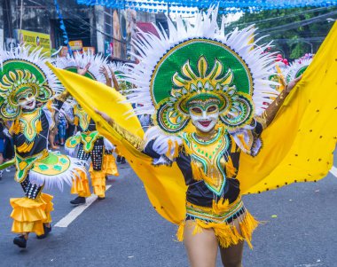Bacolod, Filipinler - Ekim 28: Katılımcılar üzerinde 28 Ekim 2018 Bacolod Filipinler Masskara Festivali. Ekim ayının dördüncü her Pazar günü düzenlenen bir yıllık festival Masskara olduğunu