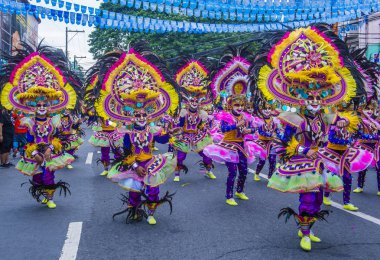 Bacolod, Filipinler - Ekim 28: Katılımcılar üzerinde 28 Ekim 2018 Bacolod Filipinler Masskara Festivali. Ekim ayının dördüncü her Pazar günü düzenlenen bir yıllık festival Masskara olduğunu