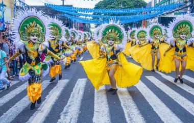 Bacolod, Filipinler - Ekim 28: Katılımcılar üzerinde 28 Ekim 2018 Bacolod Filipinler Masskara Festivali. Ekim ayının dördüncü her Pazar günü düzenlenen bir yıllık festival Masskara olduğunu