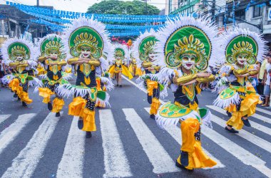 Bacolod, Filipinler - Ekim 28: Katılımcılar üzerinde 28 Ekim 2018 Bacolod Filipinler Masskara Festivali. Ekim ayının dördüncü her Pazar günü düzenlenen bir yıllık festival Masskara olduğunu