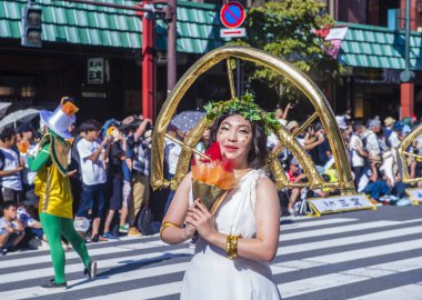 Tokyo - Ağustos 25: Katılımcılar Tokyo Japonya üzerinde 25 Ağustos 2018 Asakusa samba karnaval. Büyük Kuzey yarımkürede türünün Asakusa samba karnaval. 