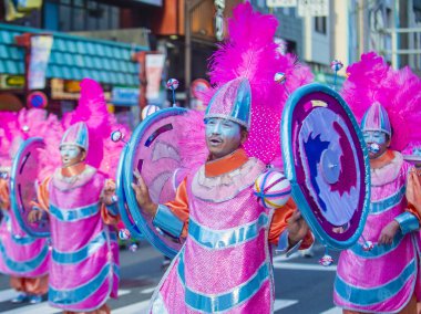 Tokyo - Ağustos 25: Katılımcılar Tokyo Japonya üzerinde 25 Ağustos 2018 Asakusa samba karnaval. Büyük Kuzey yarımkürede türünün Asakusa samba karnaval. 