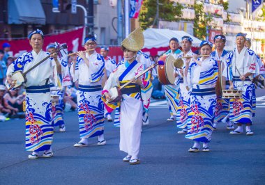 Tokyo - Ağustos 26: Katılımcılar Awa Odori Festivali, Tokyo, Japonya üzerinde 26 Ağustos 2018. AWA Odori Japonya'nın en büyük dans festivalidir