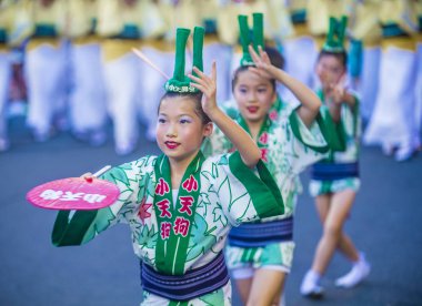 Tokyo - Ağustos 26: Katılımcılar Awa Odori Festivali, Tokyo, Japonya üzerinde 26 Ağustos 2018. AWA Odori Japonya'nın en büyük dans festivalidir