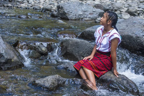 Batad Filipinas Maio Menina Minoria Ifugao Perto Uma Cachoeira Batad — Fotografia de Stock