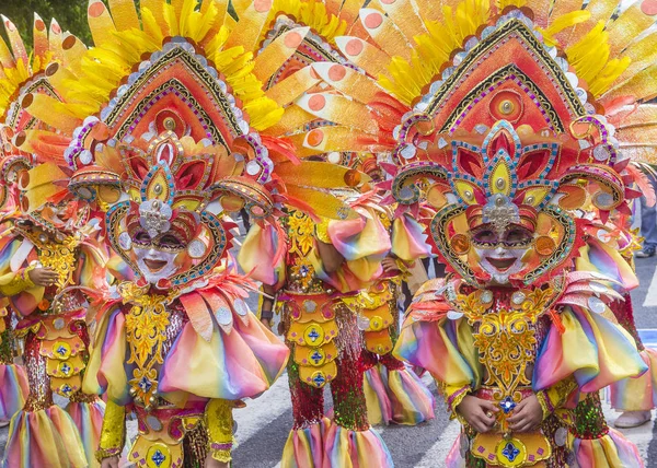 Bacolod, Filipinler - Ekim 28: Katılımcılar üzerinde 28 Ekim 2018 Bacolod Filipinler Masskara Festivali. Ekim ayının dördüncü her Pazar günü düzenlenen bir yıllık festival Masskara olduğunu