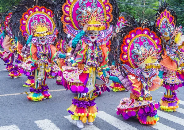 Bacolod, Filipinler - Ekim 28: Katılımcılar üzerinde 28 Ekim 2018 Bacolod Filipinler Masskara Festivali. Ekim ayının dördüncü her Pazar günü düzenlenen bir yıllık festival Masskara olduğunu