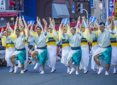 Tokyo - Ağustos 26: Katılımcılar Awa Odori Festivali, Tokyo, Japonya üzerinde 26 Ağustos 2018. AWA Odori Japonya'nın en büyük dans festivalidir