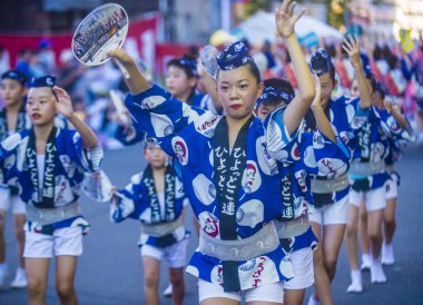 Tokyo - Ağustos 26: Katılımcılar Awa Odori Festivali, Tokyo, Japonya üzerinde 26 Ağustos 2018. AWA Odori Japonya'nın en büyük dans festivalidir