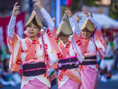 Tokyo - Ağustos 26: Katılımcılar Awa Odori Festivali, Tokyo, Japonya üzerinde 26 Ağustos 2018. AWA Odori Japonya'nın en büyük dans festivalidir