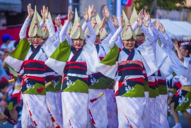 Tokyo - Ağustos 26: Katılımcılar Awa Odori Festivali, Tokyo, Japonya üzerinde 26 Ağustos 2018. AWA Odori Japonya'nın en büyük dans festivalidir