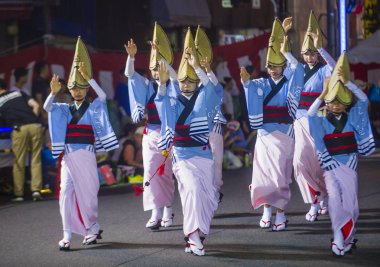Tokyo - Ağustos 26: Katılımcılar Awa Odori Festivali, Tokyo, Japonya üzerinde 26 Ağustos 2018. AWA Odori Japonya'nın en büyük dans festivalidir