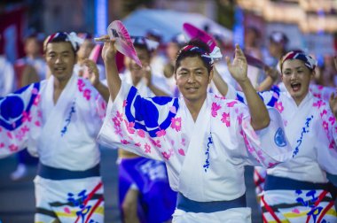 Tokyo - Ağustos 26: Katılımcılar Awa Odori Festivali, Tokyo, Japonya üzerinde 26 Ağustos 2018. AWA Odori Japonya'nın en büyük dans festivalidir