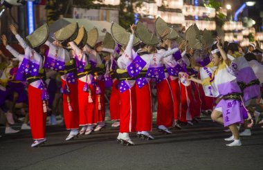 Tokyo - Ağustos 26: Katılımcılar Awa Odori Festivali, Tokyo, Japonya üzerinde 26 Ağustos 2018. AWA Odori Japonya'nın en büyük dans festivalidir