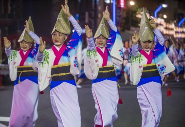 Tokyo - Ağustos 26: Katılımcılar Awa Odori Festivali, Tokyo, Japonya üzerinde 26 Ağustos 2018. AWA Odori Japonya'nın en büyük dans festivalidir