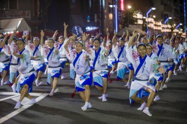 Tokyo - Ağustos 26: Katılımcılar Awa Odori Festivali, Tokyo, Japonya üzerinde 26 Ağustos 2018. AWA Odori Japonya'nın en büyük dans festivalidir
