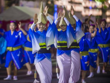 Tokyo - Ağustos 26: Katılımcılar Awa Odori Festivali, Tokyo, Japonya üzerinde 26 Ağustos 2018. AWA Odori Japonya'nın en büyük dans festivalidir
