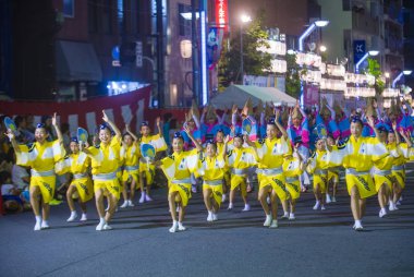 Tokyo - Ağustos 26: Katılımcılar Awa Odori Festivali, Tokyo, Japonya üzerinde 26 Ağustos 2018. AWA Odori Japonya'nın en büyük dans festivalidir
