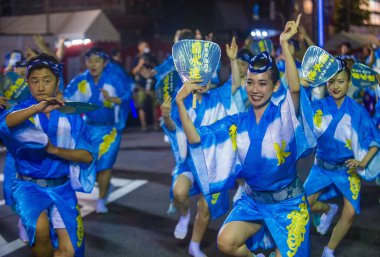 Tokyo - Ağustos 26: Katılımcılar Awa Odori Festivali, Tokyo, Japonya üzerinde 26 Ağustos 2018. AWA Odori Japonya'nın en büyük dans festivalidir