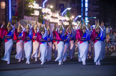 Tokyo - Ağustos 26: Katılımcılar Awa Odori Festivali, Tokyo, Japonya üzerinde 26 Ağustos 2018. AWA Odori Japonya'nın en büyük dans festivalidir