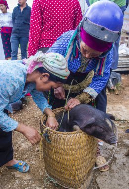 Dong Van, Vietnam - Ekim 16: Hafta sonu Pazar Dong Van Vietnam üzerinde 16 Eylül 2018. Piyasada çevreleyen tepelerden etnik gruplar için ticari bir yer