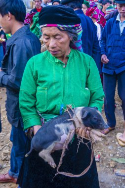 Dong Van, Vietnam - Ekim 16: Hafta sonu Pazar Dong Van Vietnam üzerinde 16 Eylül 2018. Piyasada çevreleyen tepelerden etnik gruplar için ticari bir yer