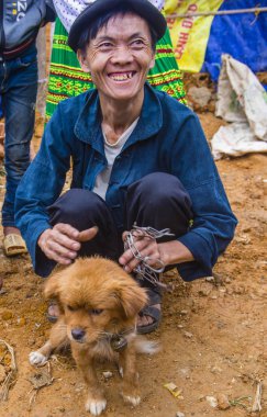 Dong Van, Vietnam - Ekim 16: Hafta sonu Pazar Dong Van Vietnam üzerinde 16 Eylül 2018. Piyasada çevreleyen tepelerden etnik gruplar için ticari bir yer