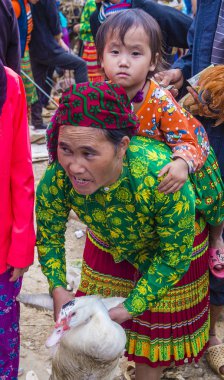Dong Van, Vietnam - Ekim 16: Hafta sonu Pazar Dong Van Vietnam üzerinde 16 Eylül 2018. Piyasada çevreleyen tepelerden etnik gruplar için ticari bir yer