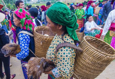 Dong Van, Vietnam - Ekim 16: Hafta sonu Pazar Dong Van Vietnam üzerinde 16 Eylül 2018. Piyasada çevreleyen tepelerden etnik gruplar için ticari bir yer