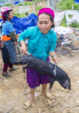 Dong Van, Vietnam - Ekim 16: Hafta sonu Pazar Dong Van Vietnam üzerinde 16 Eylül 2018. Piyasada çevreleyen tepelerden etnik gruplar için ticari bir yer