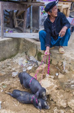 Dong Van, Vietnam - Ekim 16: Hafta sonu Pazar Dong Van Vietnam üzerinde 16 Eylül 2018. Piyasada çevreleyen tepelerden etnik gruplar için ticari bir yer
