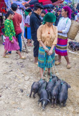 Dong Van, Vietnam - Ekim 16: Hafta sonu Pazar Dong Van Vietnam üzerinde 16 Eylül 2018. Piyasada çevreleyen tepelerden etnik gruplar için ticari bir yer