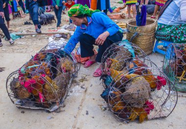 Dong Van, Vietnam - Ekim 16: Hafta sonu Pazar Dong Van Vietnam üzerinde 16 Eylül 2018. Piyasada çevreleyen tepelerden etnik gruplar için ticari bir yer