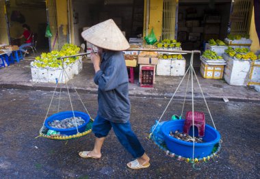  Hanoi, Vietnam - Ekim 06: Satıcı üzerinde 06 Eylül 2018 Hanoi Vietnam'da bir pazarda. Hanoi pazarlarda her zaman taze ürünleri satan tezgahları yüzlerce ile dolup taşıyor