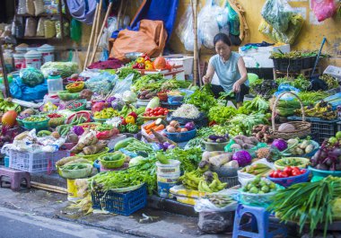 Hanoi, Vietnam - Ekim 06: Satıcı üzerinde 06 Eylül 2018 Hanoi Vietnam'da bir pazarda. Hanoi pazarlarda her zaman taze ürünleri satan tezgahları yüzlerce ile dolup taşıyor
