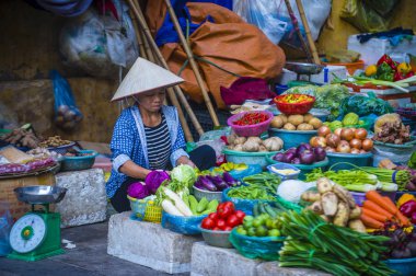  Hanoi, Vietnam - Ekim 06: Satıcı üzerinde 06 Eylül 2018 Hanoi Vietnam'da bir pazarda. Hanoi pazarlarda her zaman taze ürünleri satan tezgahları yüzlerce ile dolup taşıyor